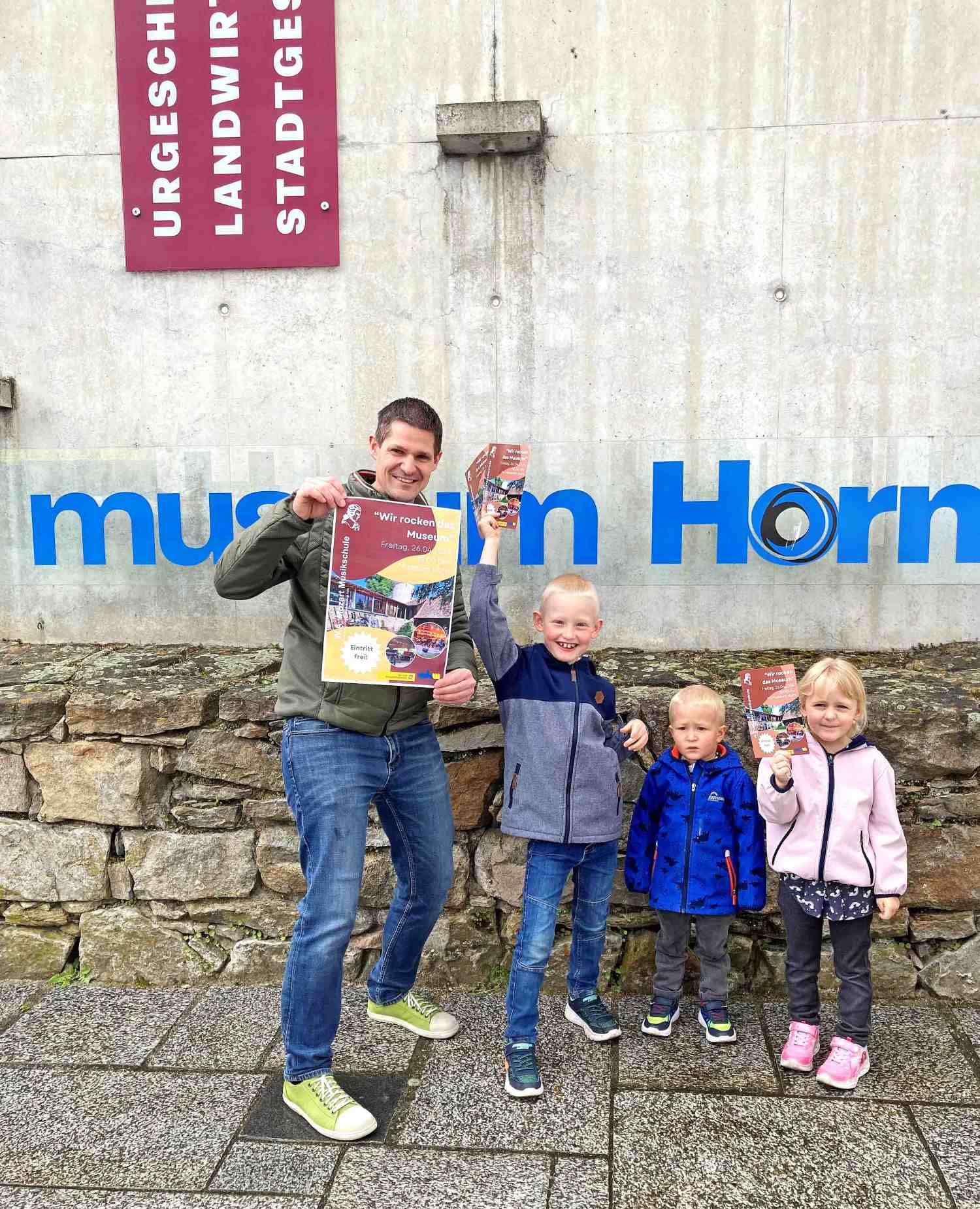 Musikschulleiter Harald Schuh mit seinen Kindern David, Clemens und Hannah fiebern schon den Konzerten entgegen.